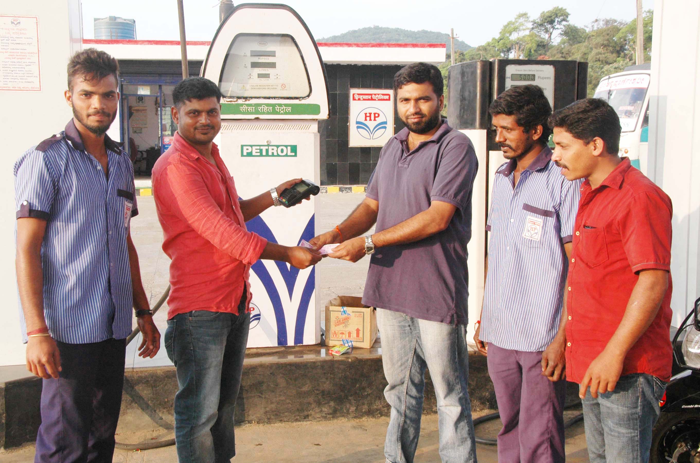 ಪೆಟ್ರೋಲ್ ಬಂಕ್‌ನಲ್ಲಿ ಗ್ರಾಹಕರಿಗೆ ಮೈಕ್ರೋ ಎಟಿಎಂನಿಂದ ಹಣ ಸೌಲಭ್ಯ